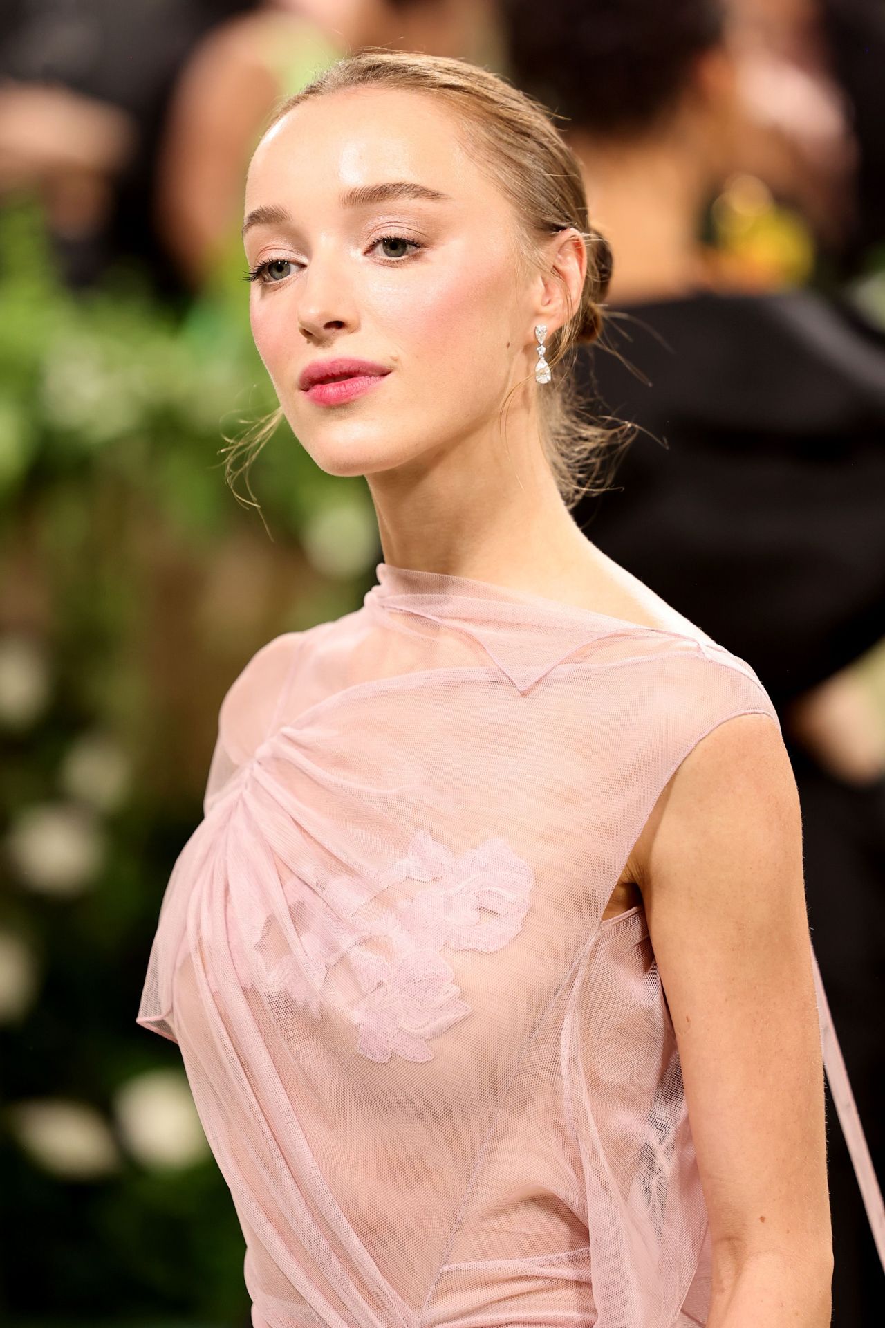 Phoebe Dynevor Makes History at Met Gala 2024 in Victoria Beckham Creation in New York03